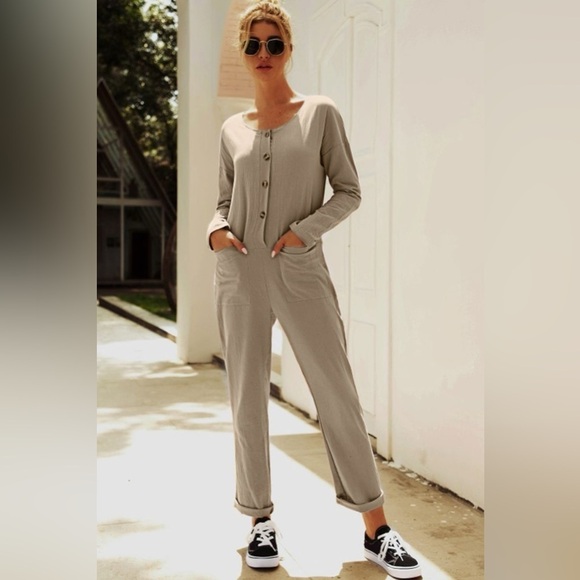 Chic Comfort Buttoned Jumpsuit with Pockets - Picture 4 of 7